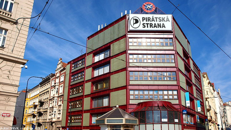 Piráti otevírají novou kancelář a sdílený pracovní prostor u pražské Náplavky