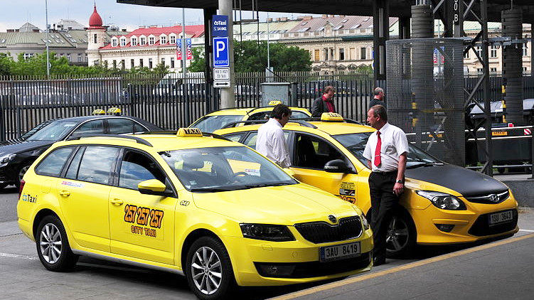 Strany se dohodly na aktualizaci zákonů pro taxíky. Bude méně regulací a smluvní přeprava bez majáčku