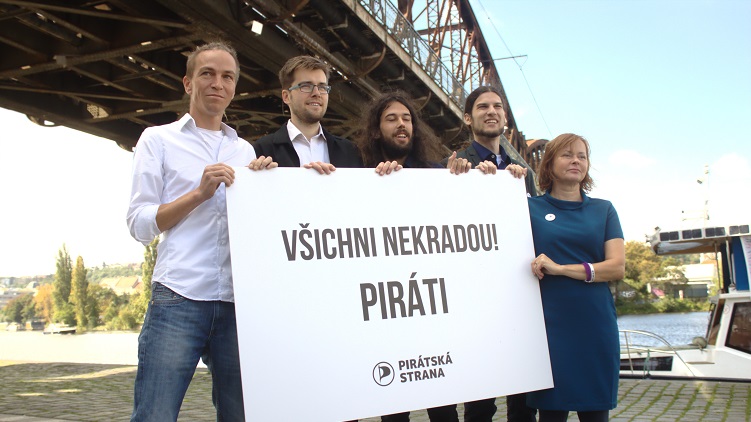 Základem úspěchu ve volbách byly dary a pomoc příznivců, říká k výroční zprávě Pirát Ferjenčík