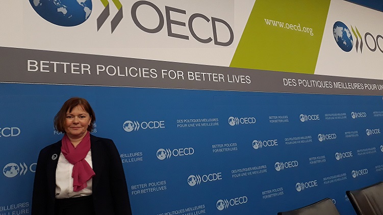 Vláda ČR by měla lépe využívat expertní materiály OECD, říká Pirátka Balcarová na jednání OECD v Paříži
