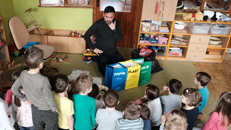 Slovácko třídí! Pirát Elfmark učí děti z mateřských škol třídit odpad