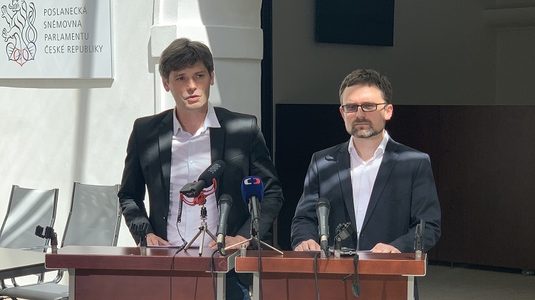 Pirát Mikuláš Peksa a Marek Hilšer představili plán boje proti obchodu s orgány