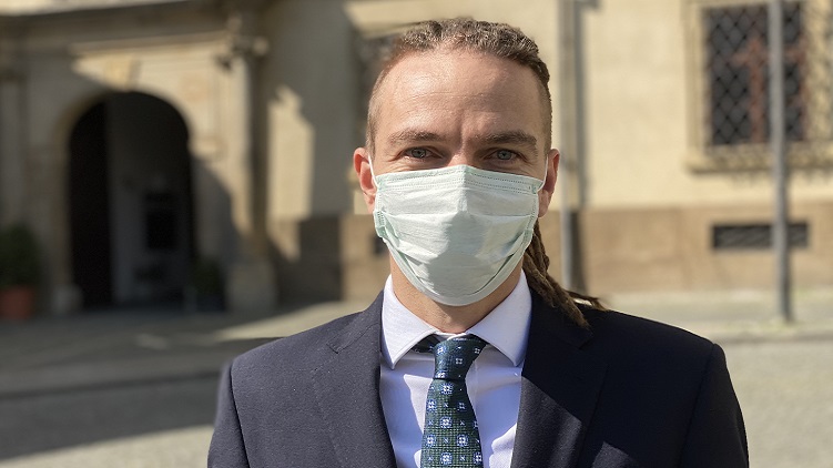 Vysvětlete problematické nákupy respirátorů a masek, interpeluje předseda Pirátů Bartoš ministra zdravotnictví 