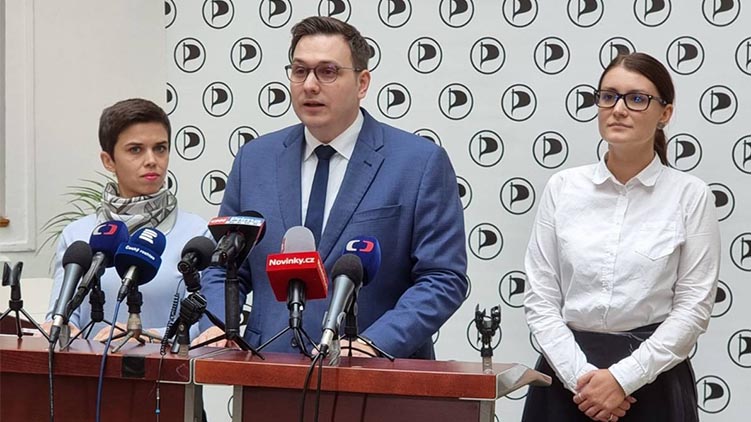 Sankční zákon ministra Lipavského míří do Sněmovny, posílí ochranu lidských práv. Poslanci projednají i pirátské návrhy proti šikaně OSA a omezení svobod na internetu