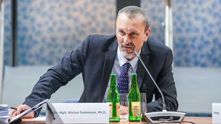 Po roce a půl se sešla Rada vlády pro koordinaci boje s korupcí. Svolal ji nový předseda, ministr Michal Šalomoun